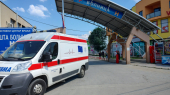 Motociklista teško povređen u sudaru sa dva automobila